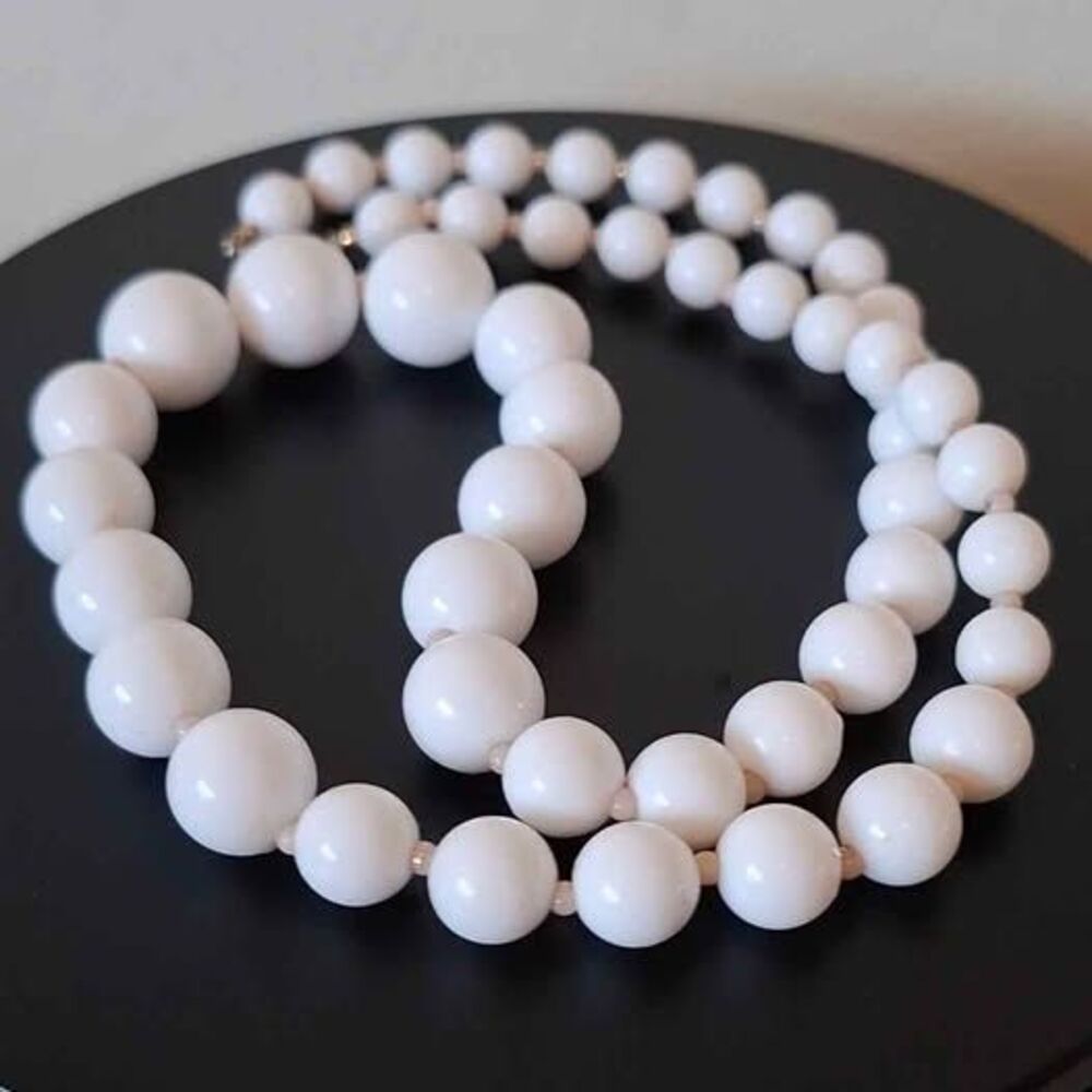 White Graduated Bead Necklace Vintage
